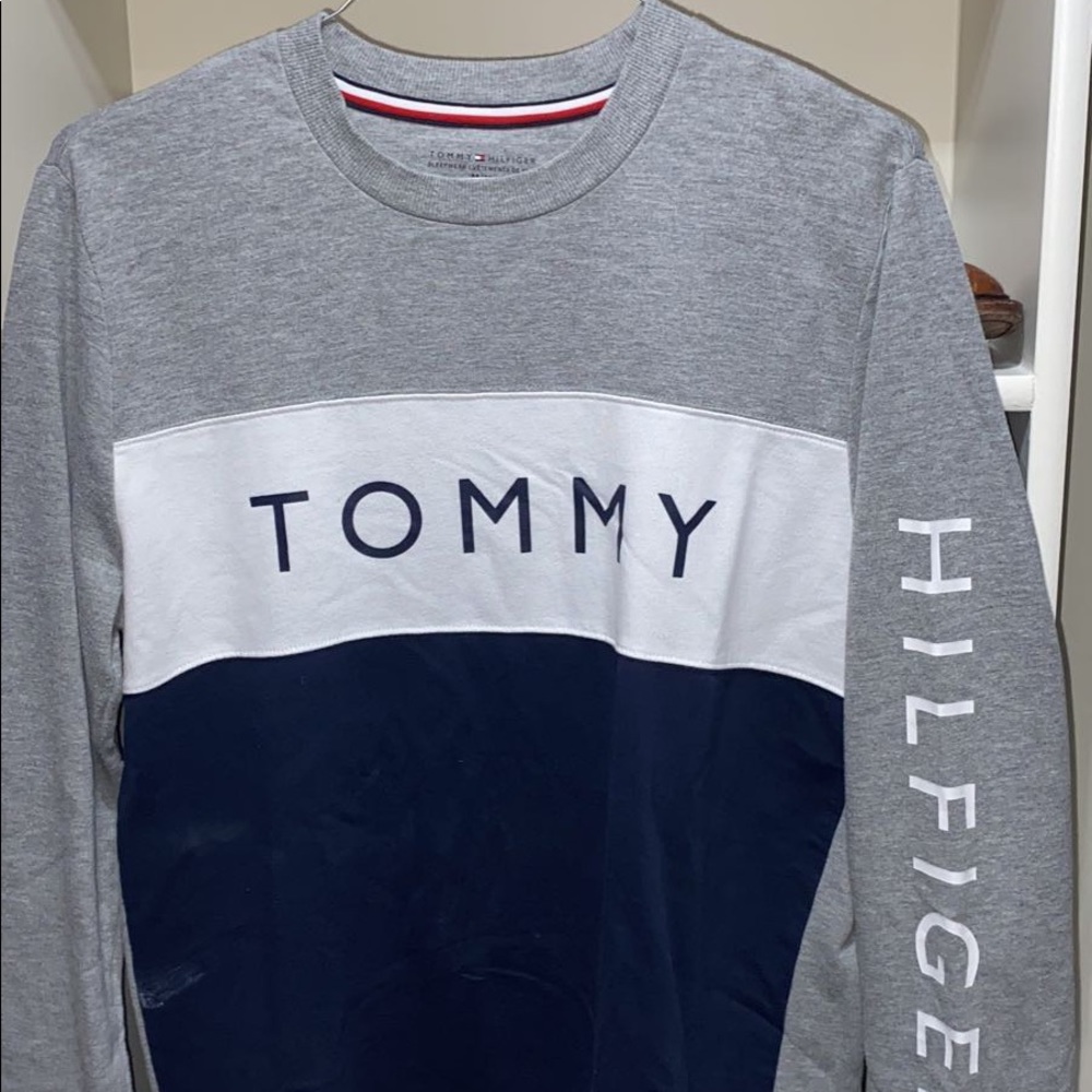 Tommy Hilfiger long sleeve sweatshirt